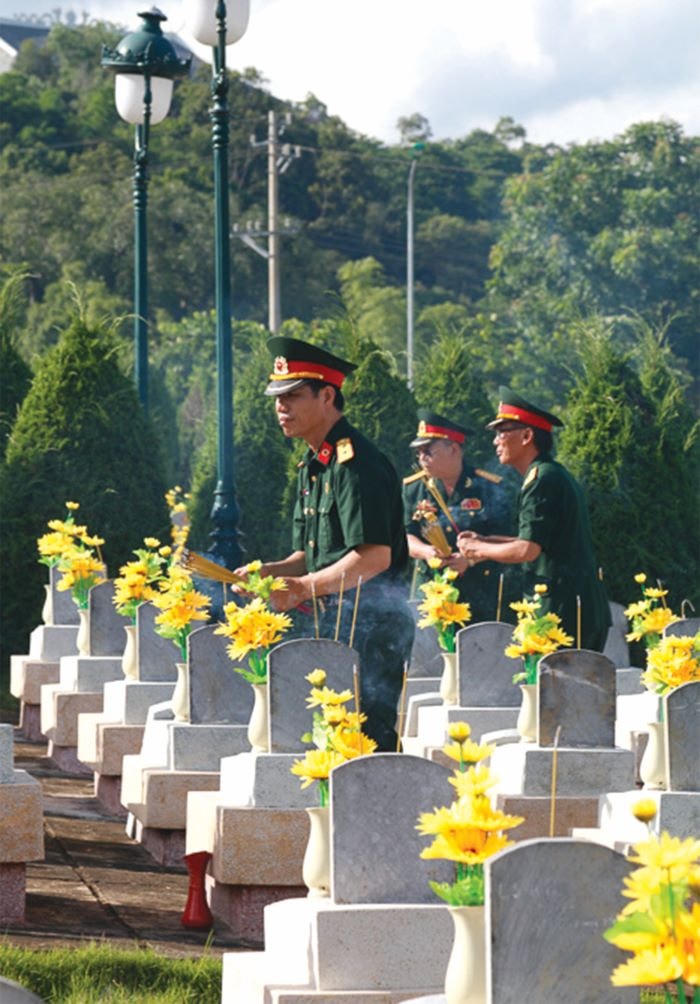 Thắp hương tưởng niệm, tri ân đồng đội tại Điện Biên - Chương trình Khúc quân hành 2019.
