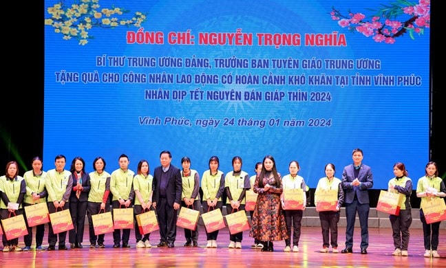 Trưởng Ban Tuyên giáo Trung ương Nguyễn Trọng Nghĩa thăm, tặng quà Tết cho hộ nghèo, hộ có hoàn cảnh khó khăn tại Vĩnh Phúc
