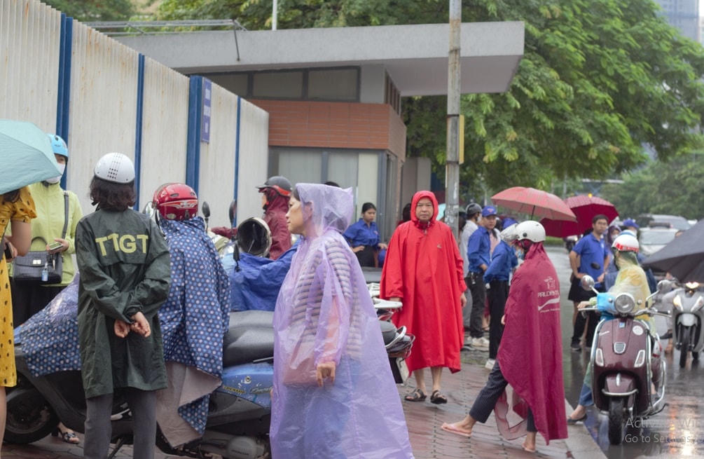 Phụ huynh đợi con hoàn thành bài thi môn Ngữ Văn kéo dài 120 phút. Ảnh: Ngọc Ánh.