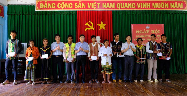 Ông Đặng Trí Dũng, Phó Chủ tịch UBND tỉnh Lâm Đồng, tặng quà cho các hộ gia đình chính sách, tiêu biểu trong Ngày hội.