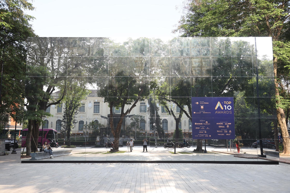 Theo tìm hiểu của PV Báo Đại Đoàn Kết, triển lãm mang tên "Top 10 Awards Pavilion" được dựng lên nổi bật với 4 mặt kính lớn xếp thành hình hộp xung quanh vòi phun nước vườn hoa Diên Hồng.