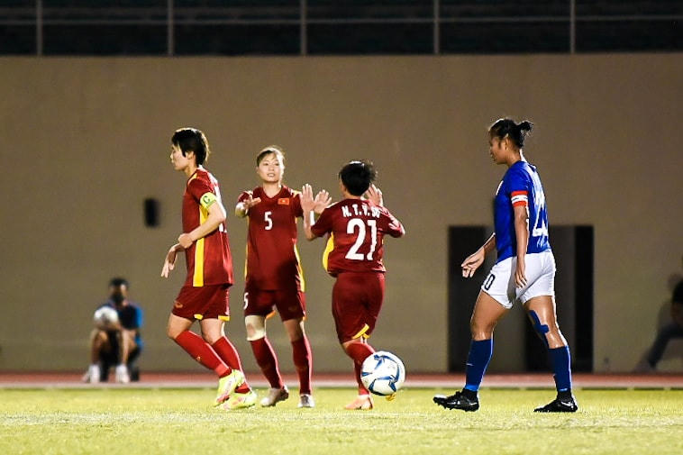 Tuyển nữ Việt Nam vui mừng khi ghi bàn thắng. (Ảnh: VFF)