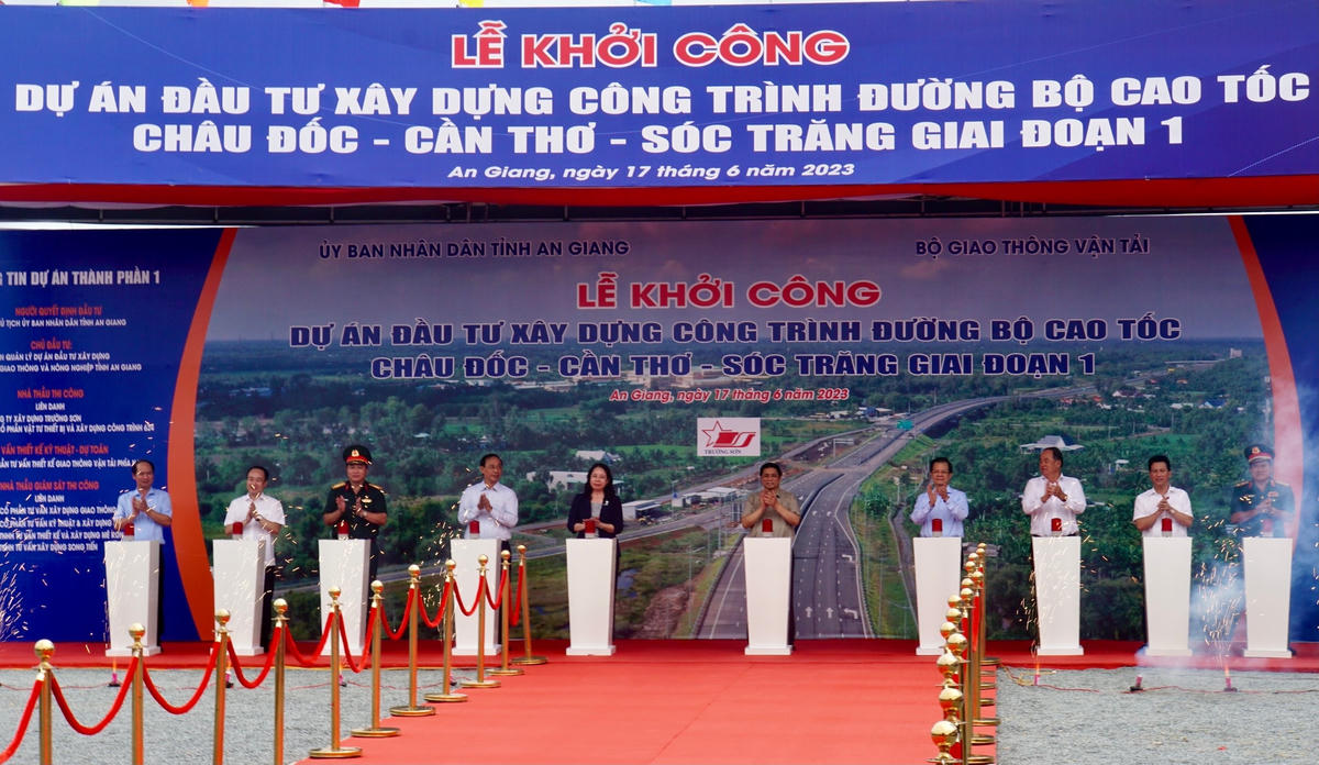 Thủ tướng Chính phủ cùng các đại biểu thực hiện nghi thức khởi công tại điểm cầu An Giang.