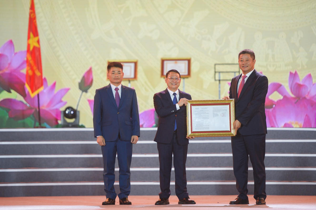 Phó Chủ tịch UBND thành phố Nguyễn Mạnh Quyền trao công nhận điểm du lịch di tích quốc gia đặc biệt Đền Hai Bà Trưng.