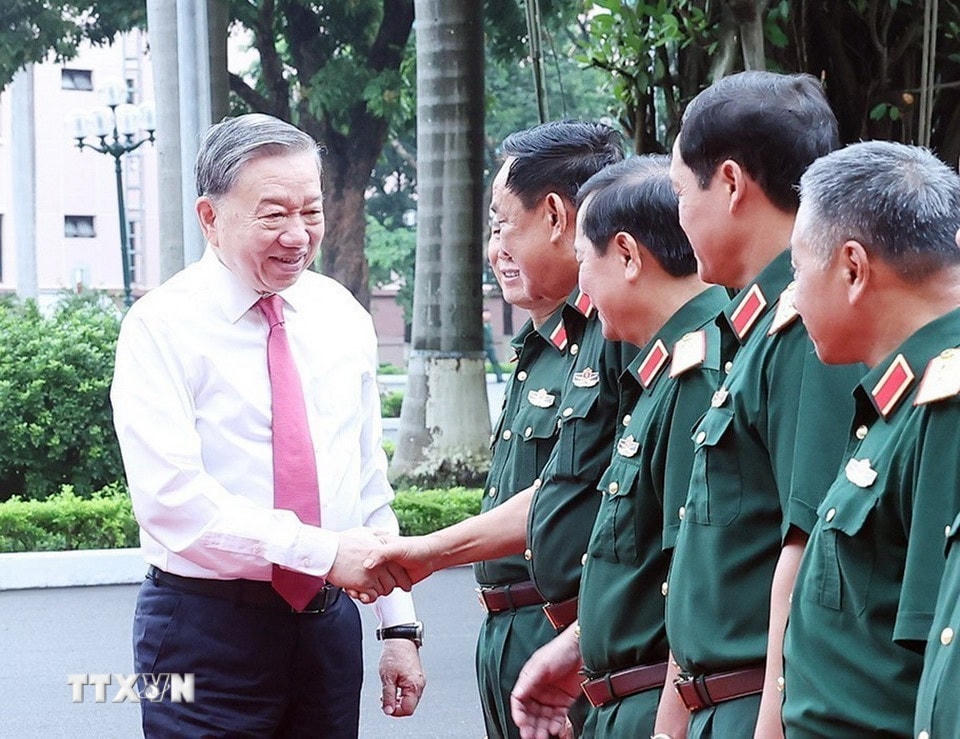 Tổng Bí thư Tô Lâm với lãnh đạo Quân ủy Trung ương, Bộ Quốc phòng và Tổng cục Chính trị Quân đội nhân dân Việt Nam. (Ảnh: Thống Nhất/TTXVN)