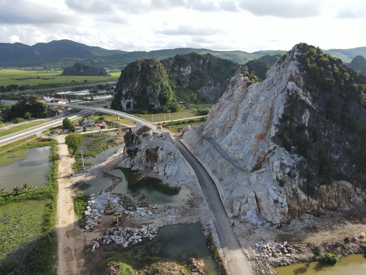 Sau khi dự án cao tốc Bắc – Nam, đoạn đi qua xã Hà Tiến được đưa vào sử dụng, đầu năm 2023, đơn vị thi công cũng hoàn thành một cây cầu vượt và đường dẫn, bắc qua cao tốc để người dân thuận tiện lưu thông an toàn.