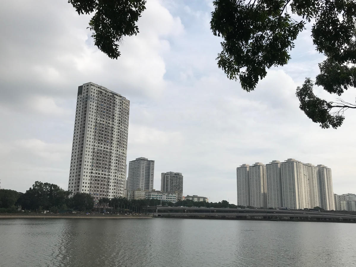 Thị trường Hà Nội vẫn khan hiếm sản phẩm nhà ở bình dân. Ảnh: Việt Khánh.  
