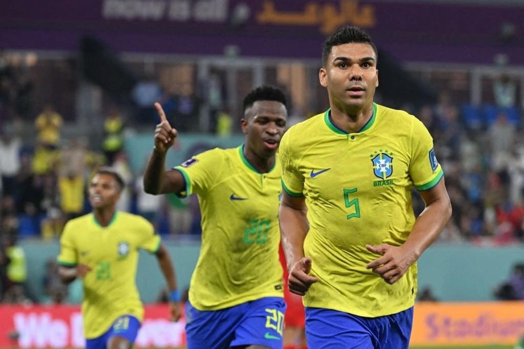 Casemiro ăn mừng sau khi ghi bàn.