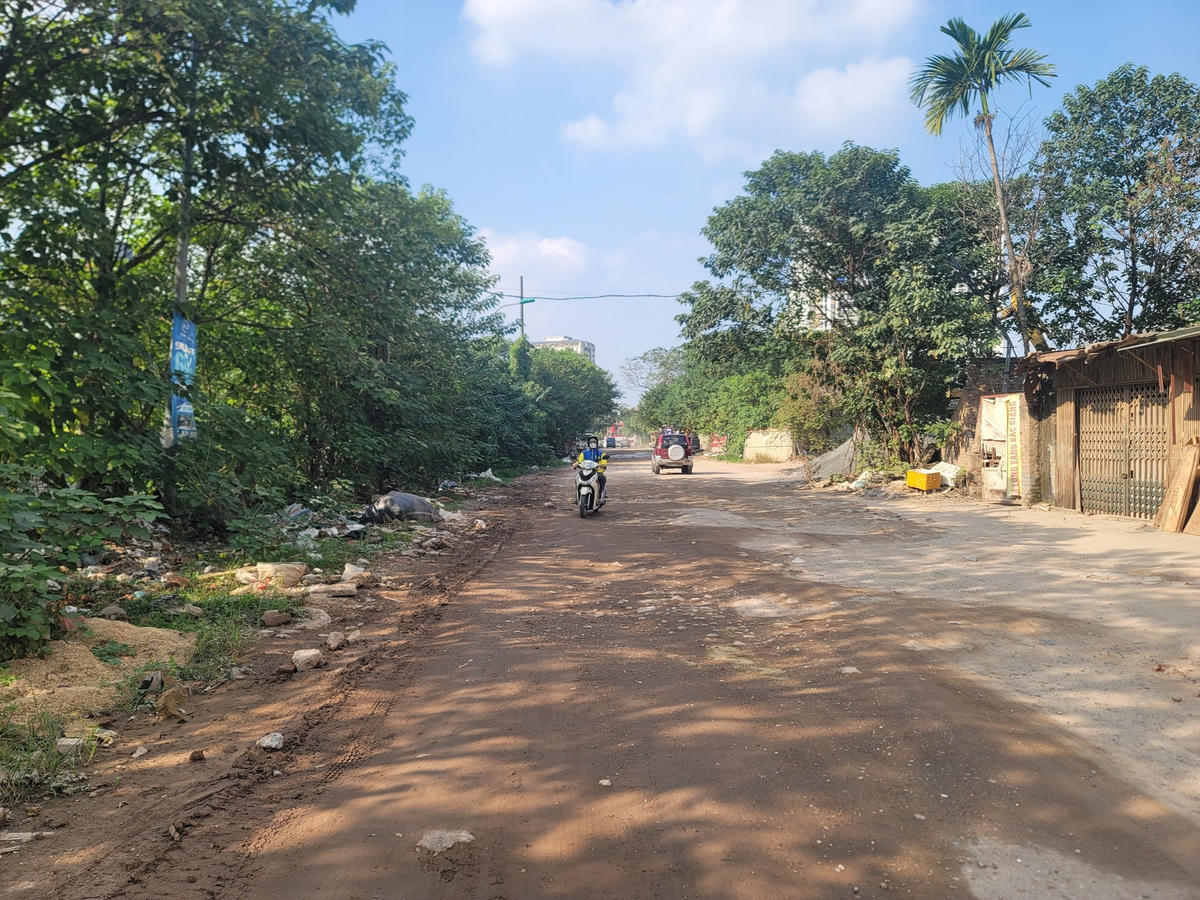 Phố Nguyễn Cảnh Dị (Hoàng Mai, Hà Nội) dài tổng cộng 1,3km, là trục đường có vai trò quan trọng trong việc kết nối giao thông, giảm thiểu tình trạng kẹt xe giữa các tuyến phố thuộc khu vực phường Định Công, phường Đại Kim và phường Linh Đàm.