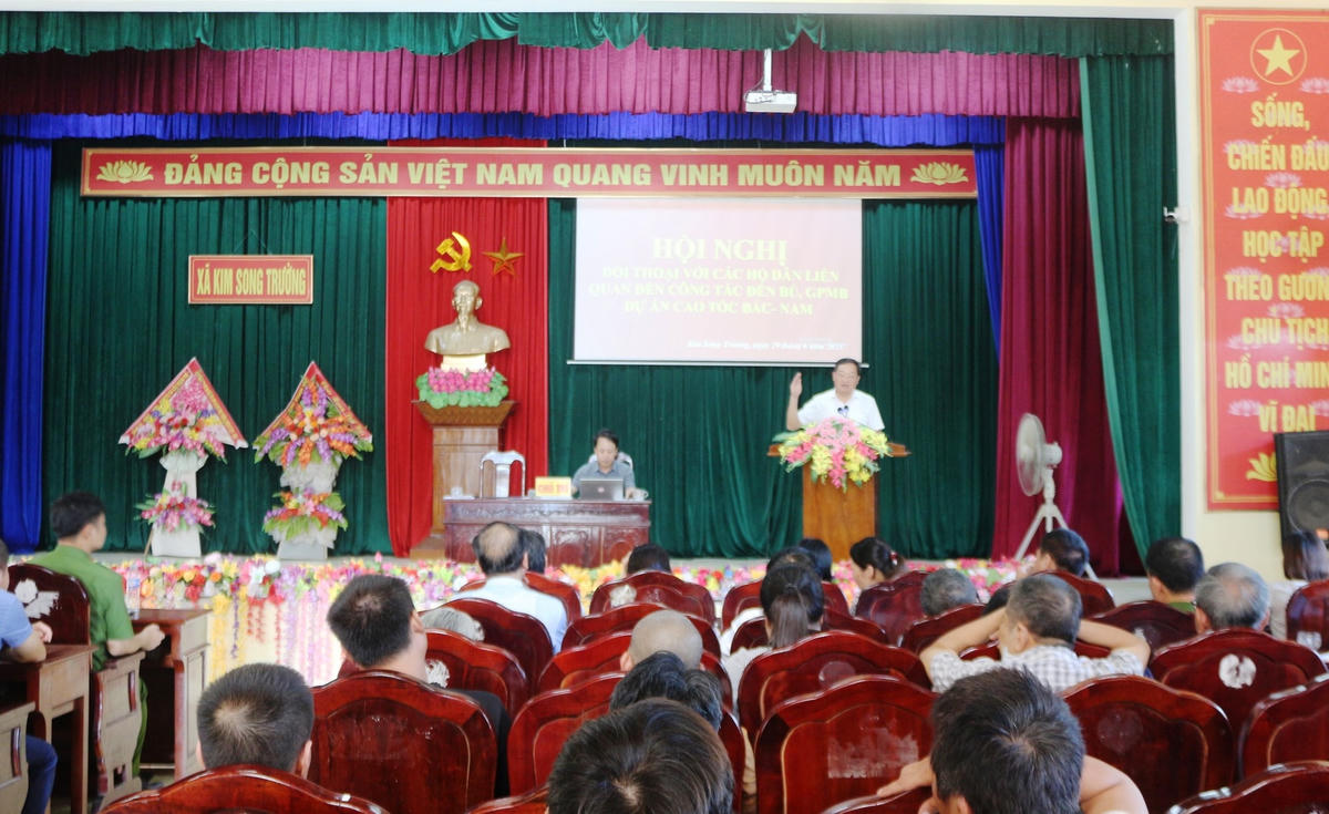 UBND huyện Can Lộc tổ chức đối thoại với người dân xã Kim Song Trường.