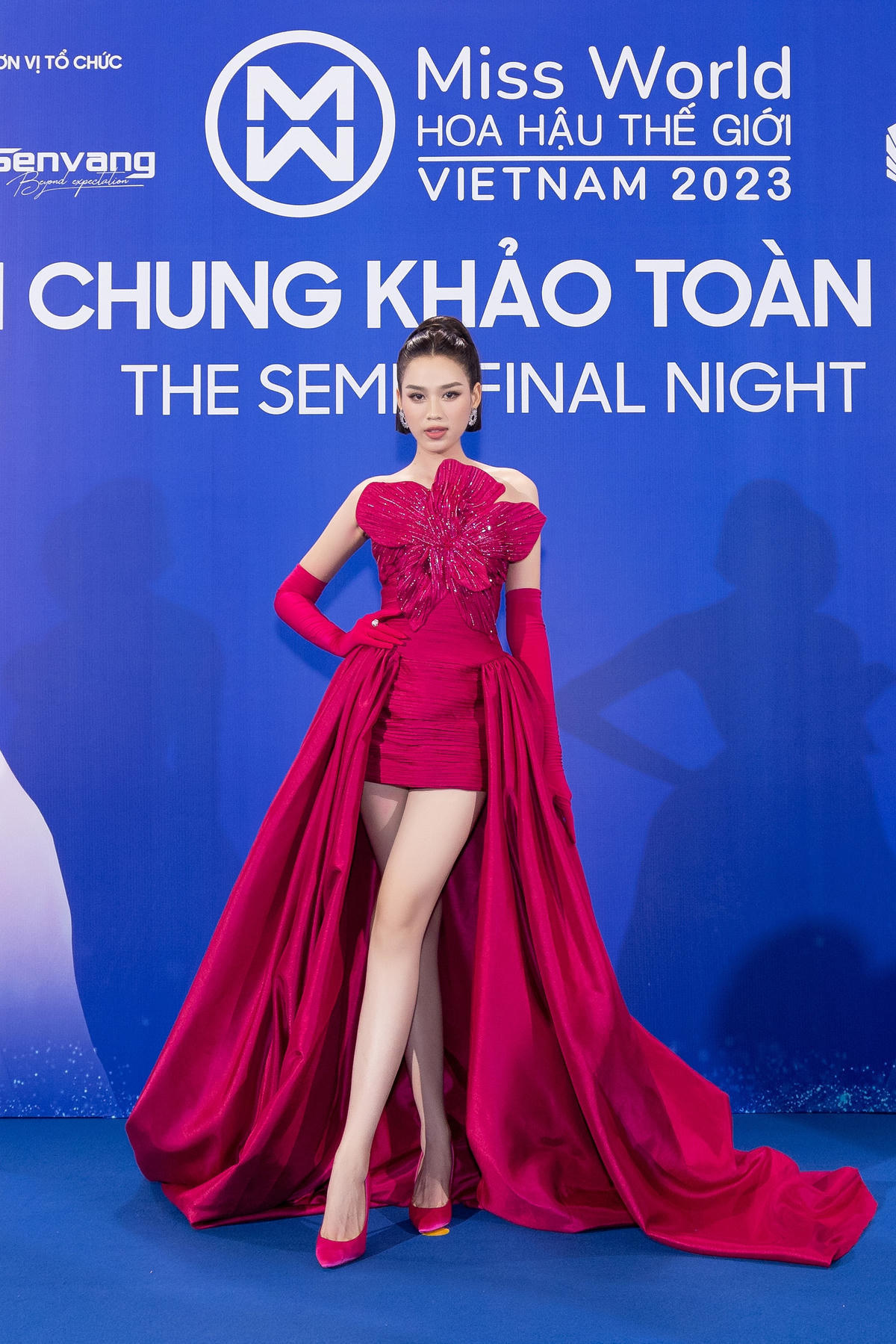 Hoa hậu Đỗ Thị Hà chiếm spotlight với sắc đỏ rực rỡ.