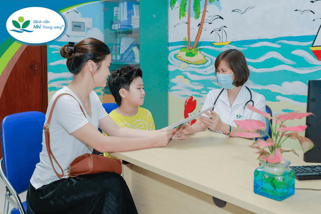 TS.BS Đỗ Minh Loan tư vấn tâm lý cho mẹ và trẻ. Ảnh: Bệnh viện Nhi Trung ương