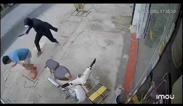 Hiện trường vụ việc. Ảnh cắt từ camera an ninh.