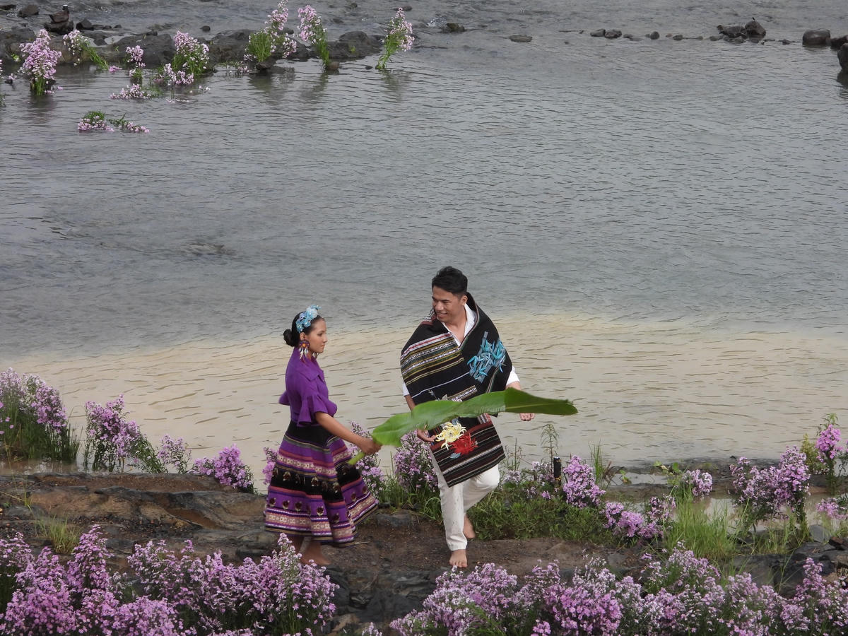 Những bài hát, điệu múa mang âm hưởng Tây nguyên càng làm nổi bật những thiết kế độc đáo, quyến rũ và huyền bí của sắc màu thổ cẩm.