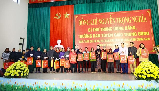 Trưởng Ban Tuyên giáo Trung ương Nguyễn Trọng Nghĩa thăm, tặng quà Tết cho hộ nghèo, hộ có hoàn cảnh khó khăn tại Vĩnh Phúc