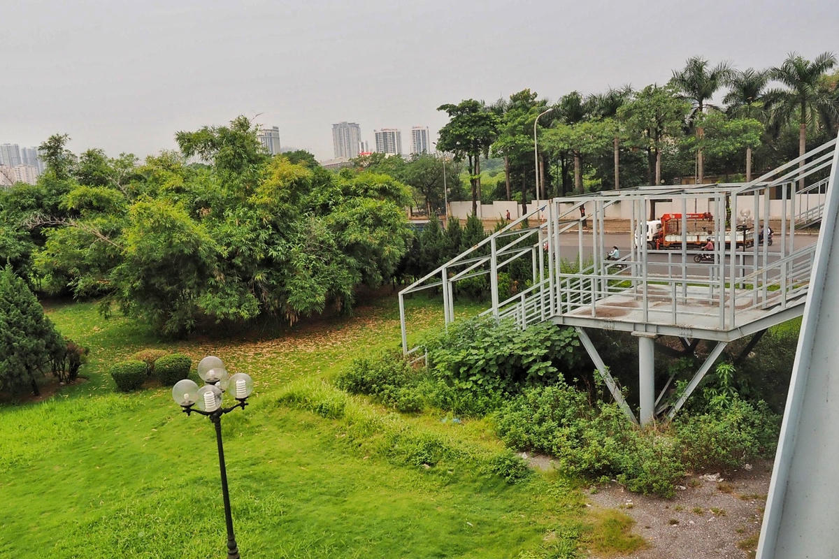TS. Khương Kim Tạo – nguyên Phó Chánh Văn phòng Ủy ban An toàn Giao thông Quốc gia cho hay, việc các cây cầu bộ hành có lối lên xuống đâm thẳng vào bồn cây hoặc dải phân cách là một trong những sản phẩm quy hoạch không đồng bộ dẫn đến gây lãng phí, tốn kém nhưng không đem lại lợi ích.