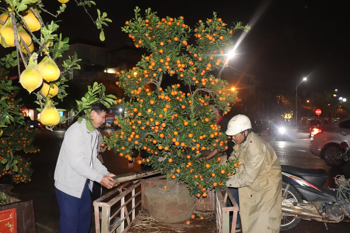 Những chuyến hàng trong đêm đông như tiếp thêm sức mạnh cho những tiểu thương phương xa để họ cố gắng bán hết hàng, về quê đón Tết sớm với gia đình.