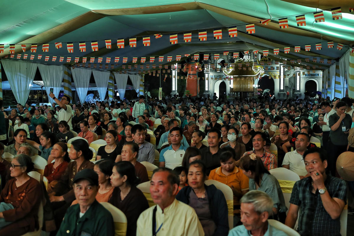 Đại lễ Vu Lan báo hiếu tổ chức tại chùa Kim Sơn Lạc Hồng, TP Hòa Bình, tỉnh Hòa Bình đã thu hút hàng trăm tăng ni, phật tử.