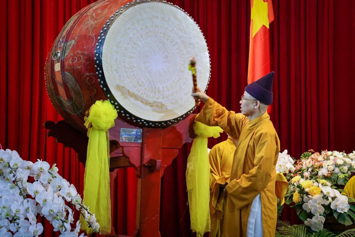 Hòa thượng, TS Phật học Thích Thanh Quyết đánh trống khai giảng năm học mới. 