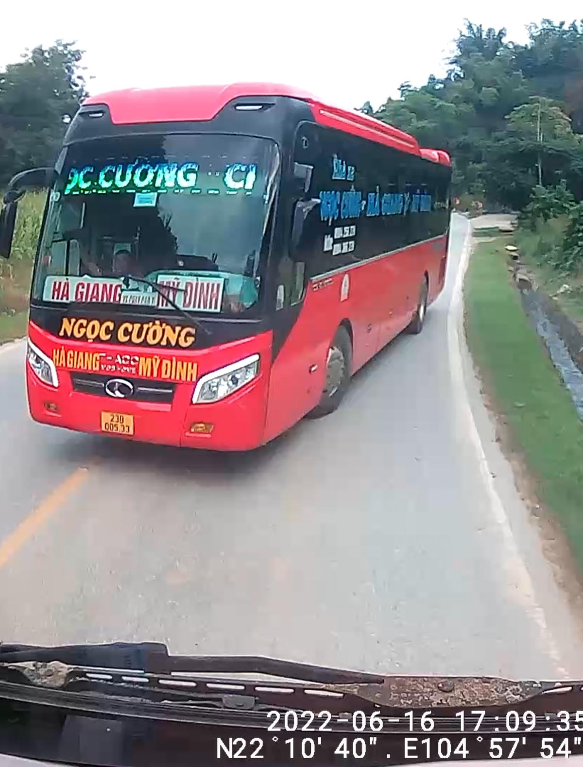 Xe khách đi ngược chiều lấn hết làn đường xe tải ngay khúc cua hẹp.