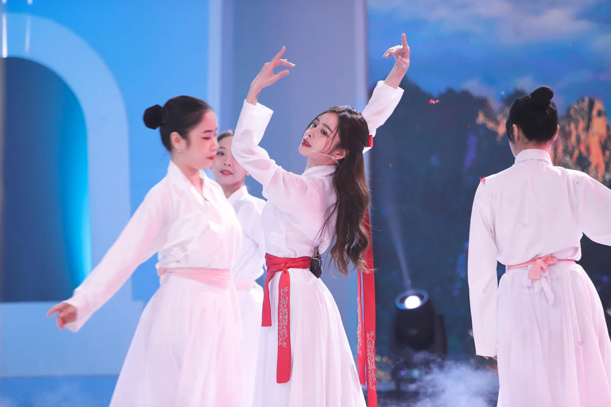 Phương Dung khiến Đức Anh mê mẩn khi trình diễn bài múa cổ trang trên nền nhạc của ca khúc “Thần thoại”. Ảnh: Perfect Universe.