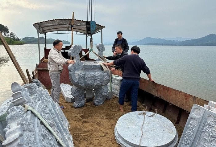 Vận chuyển lư hương nặng 2,5 tấn (do một công ty truyền thông ở Hà Nội cung tiến) và các hạng mục đá là một trong những công việc khó khăn nhất do không có đường bộ vào khu vực xây đền.  