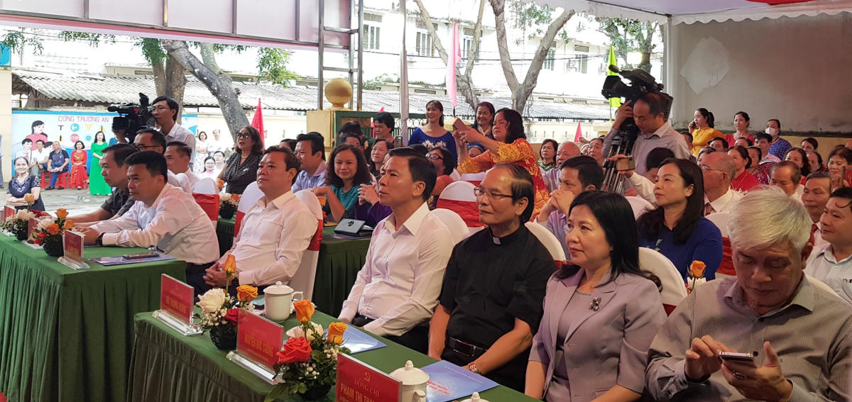 Các đại biểu và bà con nhân dân tham dự buổi lễ.