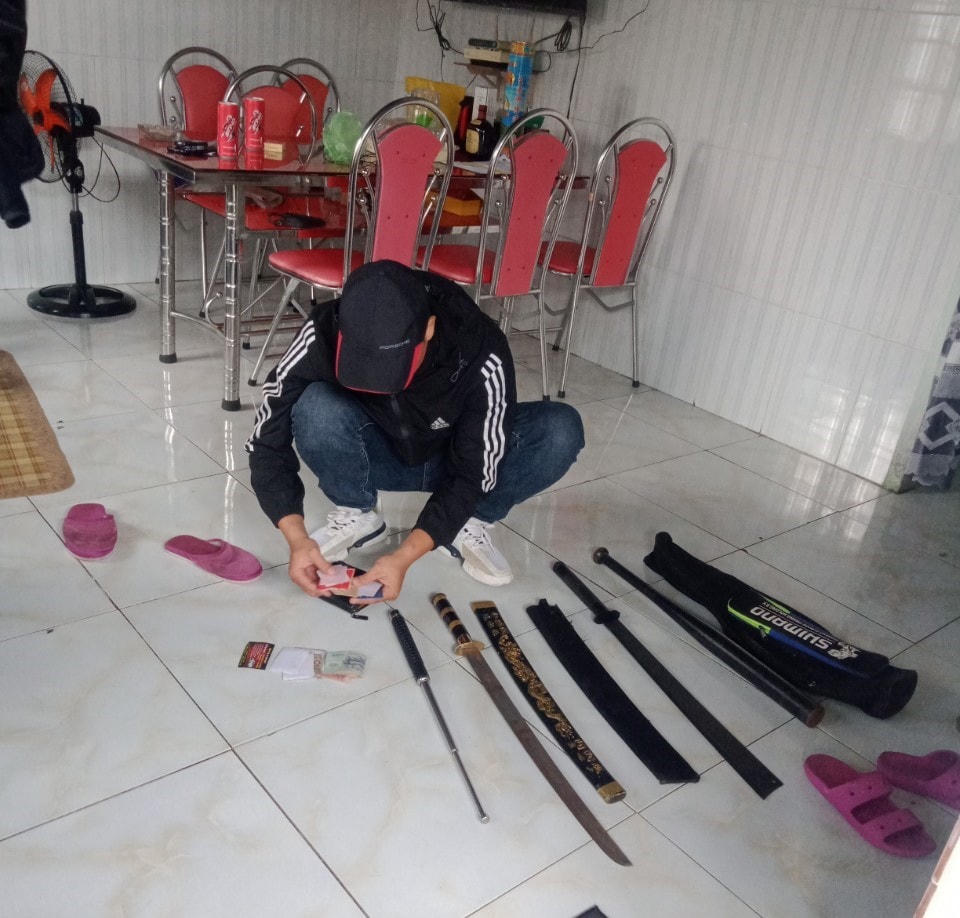 Lực lượng Công an thu giữ nhiều hung khí nóng của nghi phạm Quí.