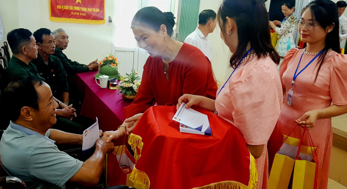 Phó Chủ tịch UBTƯ MTTQ Việt Nam Trương Thị Ngọc Ánh trao tặng Trung tâm chăm sóc, nuôi dưỡng người có công và các thương, bệnh binh, người có công với cách mạng những suất quà tri ân, ý nghĩa. Ảnh: Nguyễn Chung.