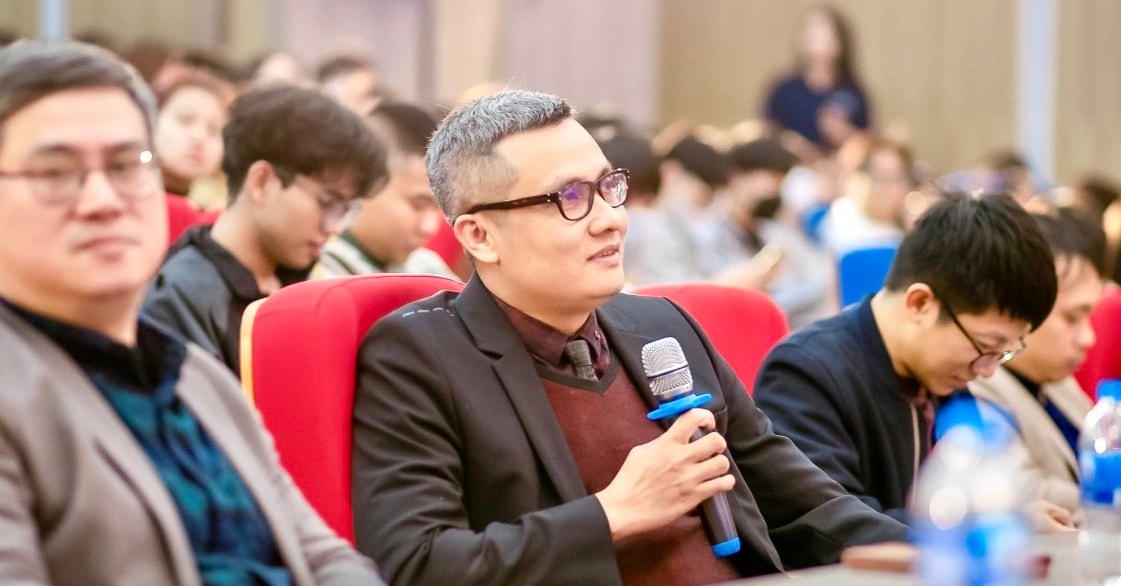 Theo TS Sơn, ChatGPT là cơ sở để chúng ta hiểu ra rằng AI tạo ra khả năng vượt bậc nhưng tất cả các hệ thống vẫn cần con người vận hành, kể cả ChatGPT.