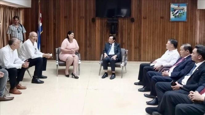 Ông Nguyễn Hoàng Thao, Phó Bí thư Thường trực Tỉnh ủy Bình Dương và bà Gladys Martínez Verdecia, Ủy viên Bộ Chính trị Đảng Cộng sản Cuba, Bí thư thứ nhất Tỉnh ủy Artemisa, tại cuộc hội đàm. (Ảnh: M.Phương).