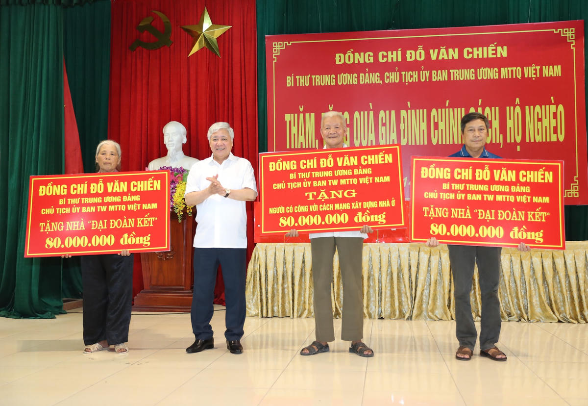 Chủ tịch Đỗ Văn Chiến trao nhà Đại đoàn kết cho hộ nghèo, gia đình chính sách có hoàn cảnh khó khăn trên địa bàn tỉnh Hưng Yên.