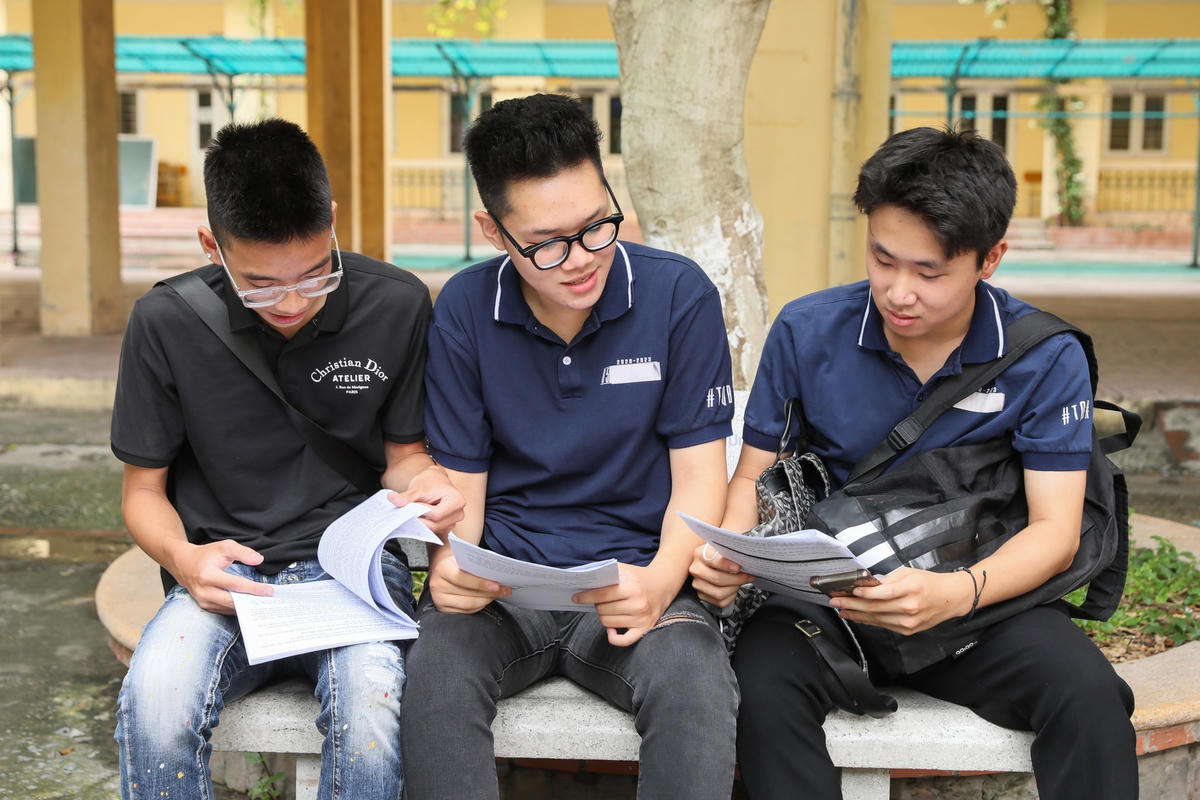 Thí sinh trao đổi nội dung ôn tập.