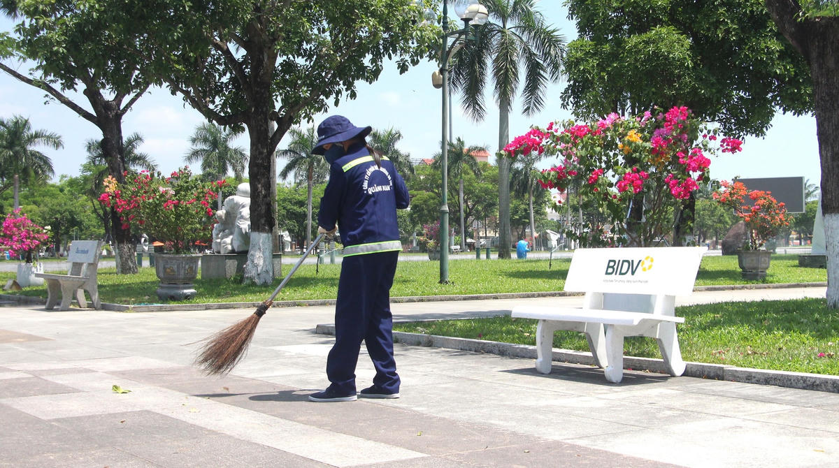 Công nhân đang quét rác ở Quảng trường 24/3.