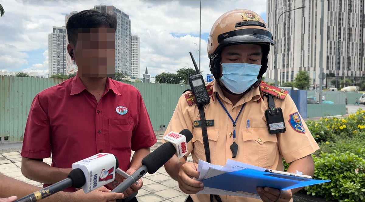 Nam tài xế Thành Bưởi đang làm việc với lực lượng CSGT.