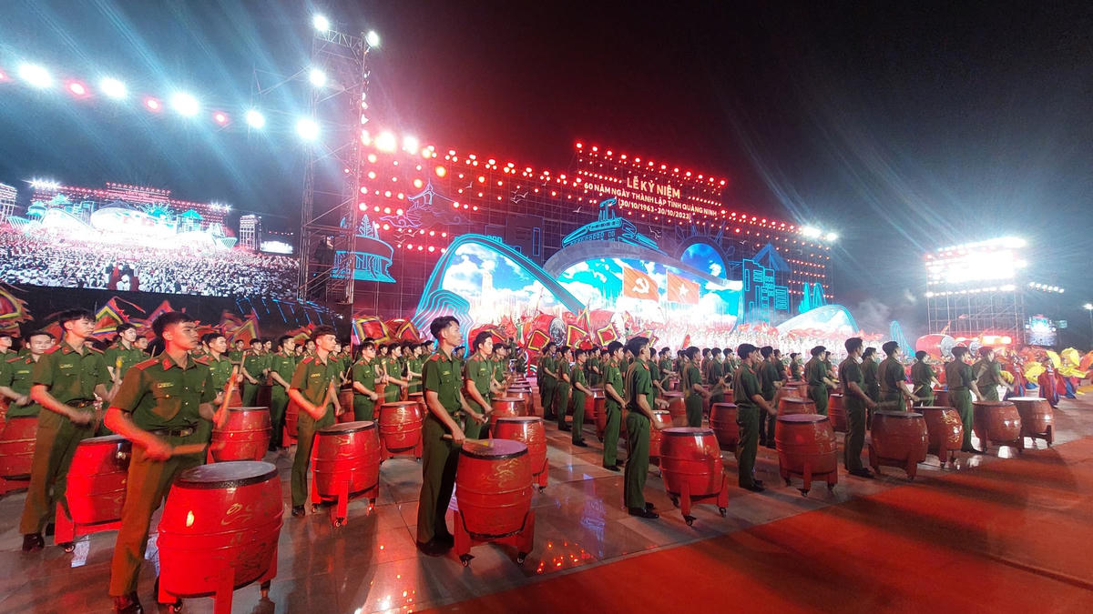 Màn trống hội có quy mô lớn nhất Việt Nam, được dàn dựng công phu với hơn 600 người, với sự kết hợp nhuần nhuyễn, phong phú của nghệ thuật trống hội, dân vũ, múa rồng, múa cờ, hát… thể hiện khí phách hào hùng của dân tộc.