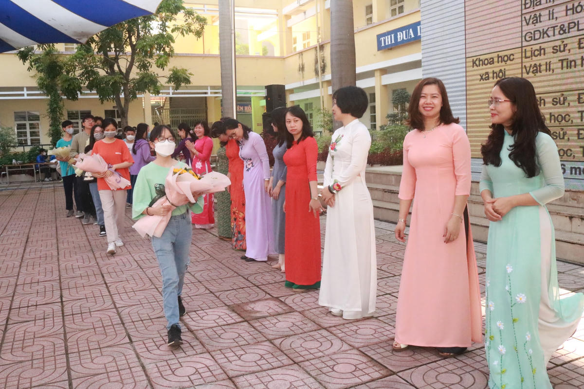 Phụ huynh, học sinh Hà Nội rộn ràng trong ngày làm thủ tục nhập học vào lớp 10