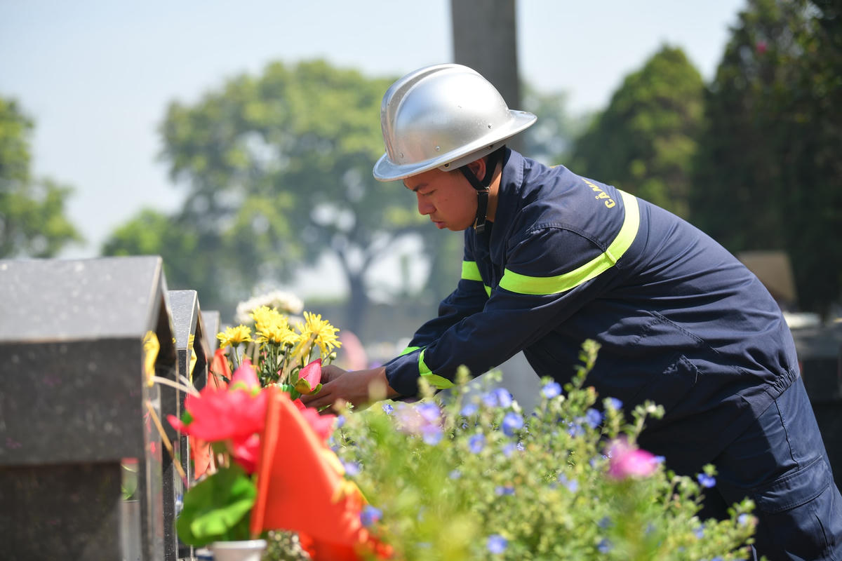 Từng ngôi mộ của những Anh hùng - Liệt sĩ đều được dọn dẹp sạch sẽ.