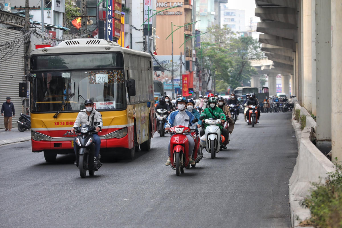 Chị Nguyễn Thị Quỳnh trú tại Cầu Giấy cho hay, sau khi tuyến đường này được thảm lại mặt đường, việc đi lại của chị dễ dàng hơn không còn lo sợ bị sụt ổ gà nữa.