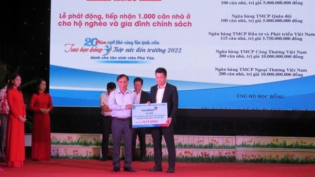 Ông Nguyễn Quốc Hoàn, Chủ tịch Ủy ban MTTQ Việt Nam tỷnh Phú Yên, tiếp nhân quỹ vì người nghèo, để xây nhà Đại Đoàn Kết.