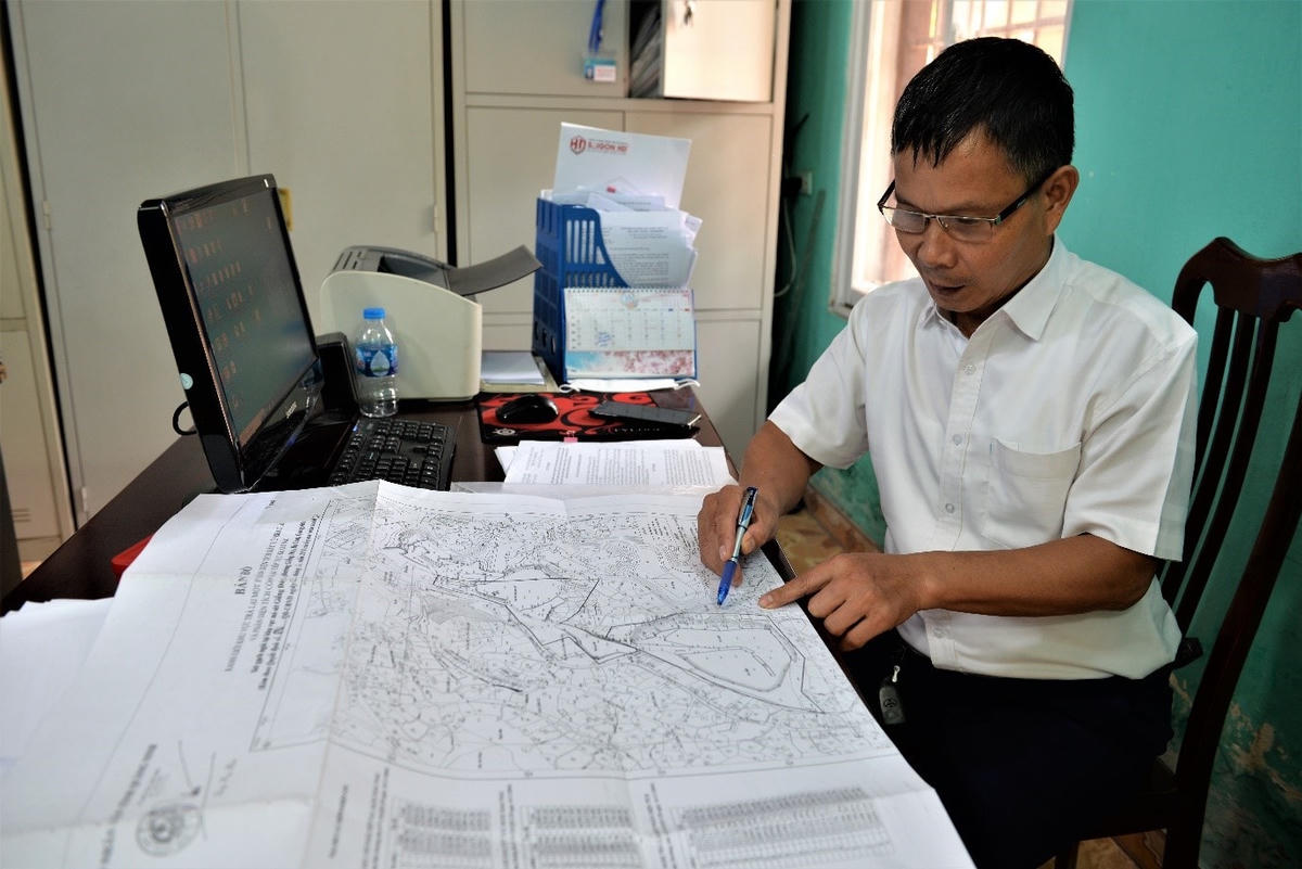 Mỏ khai thác đất sét của Công ty cổ phần Gốm xây dựng Giếng Đáy nằm ở dưới chân đồi, còn nhà của các hộ dân nằm ở phía trên.
