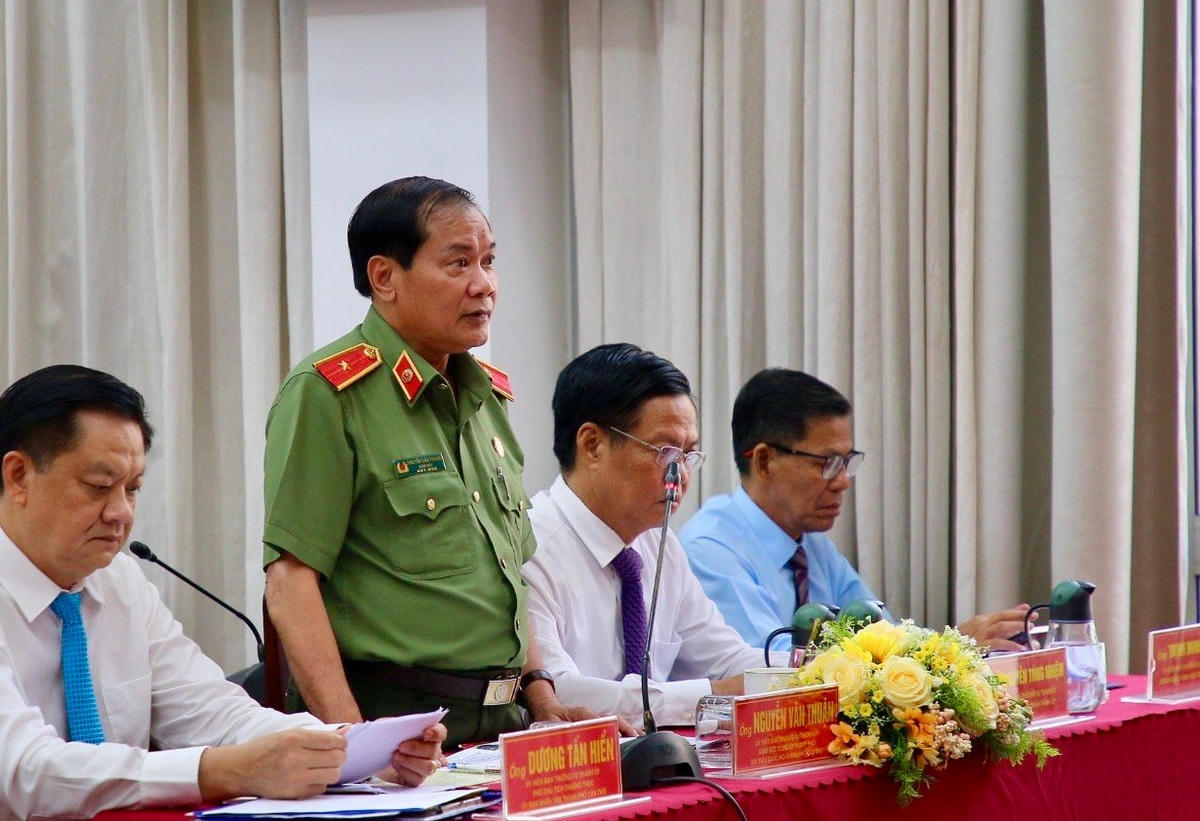 Thiếu tướng Nguyễn Văn Thuận trả lời chất vấn tại kỳ họp.