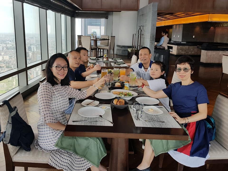 Về hưu, nam MC tận hưởng cuộc sống vui vẻ bên con cháu. 
