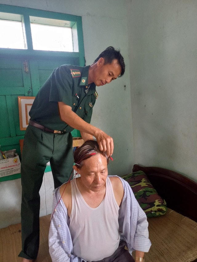 Phương pháp châm cứu của bác sĩ Linh mang lại hiệu quả tốt, nhiều người xem anh là bác sĩ có "bàn tay vàng".