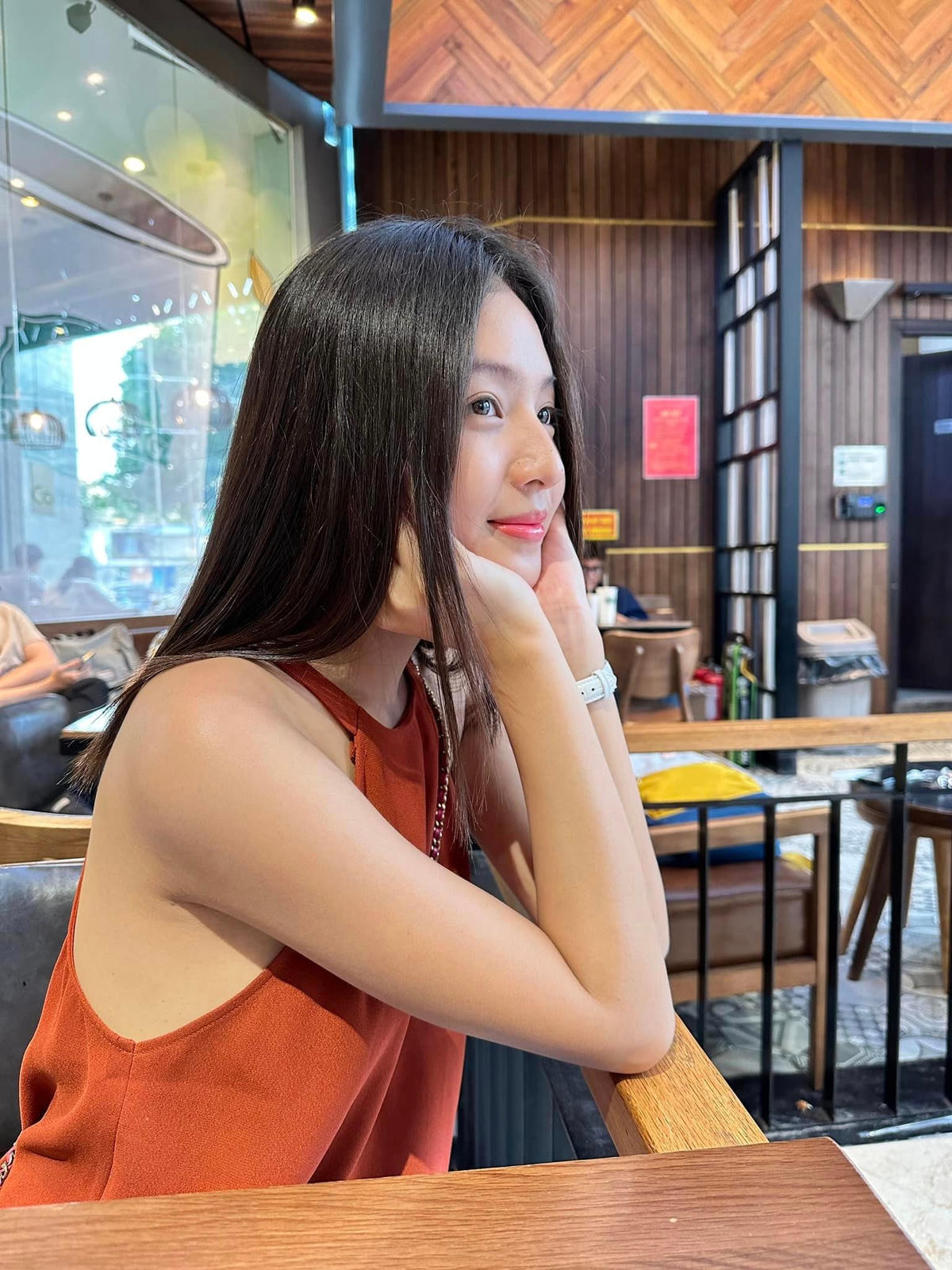 Sinh ra và lớn lên ở miền Bắc nhưng lại có thời gian dài vào lập nghiệp trong TP HCM nên Bích Ngọc không gặp nhiều khó khăn khi phải nói giọng Nam. Cô chia sẻ: “Tôi có nói với đạo diễn rằng nếu thoại nhiều, tôi sẽ tập nhiều hơn, còn thoại ít thì tôi có thể làm được. Những bộ phim trước đây tôi cũng đều tự nói tiếng miền Nam”.