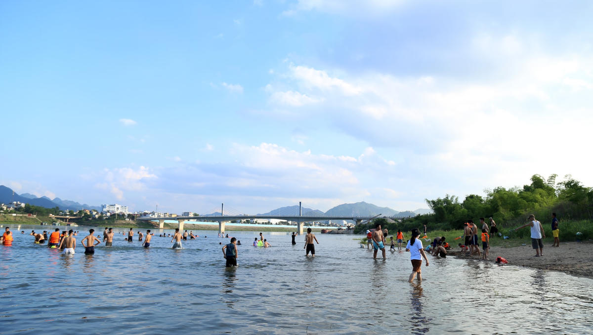 Thời điểm sáng sớm và đặc biệt là cuối giờ chiều tại những khúc sông thuộc tổ 7, phường Thịnh Lang hay đoạn khu vực bên trên suối Đúng (phường Tân Thịnh, thành phố Hòa Bình), người dân tập trung đông kín như ở bãi biển.