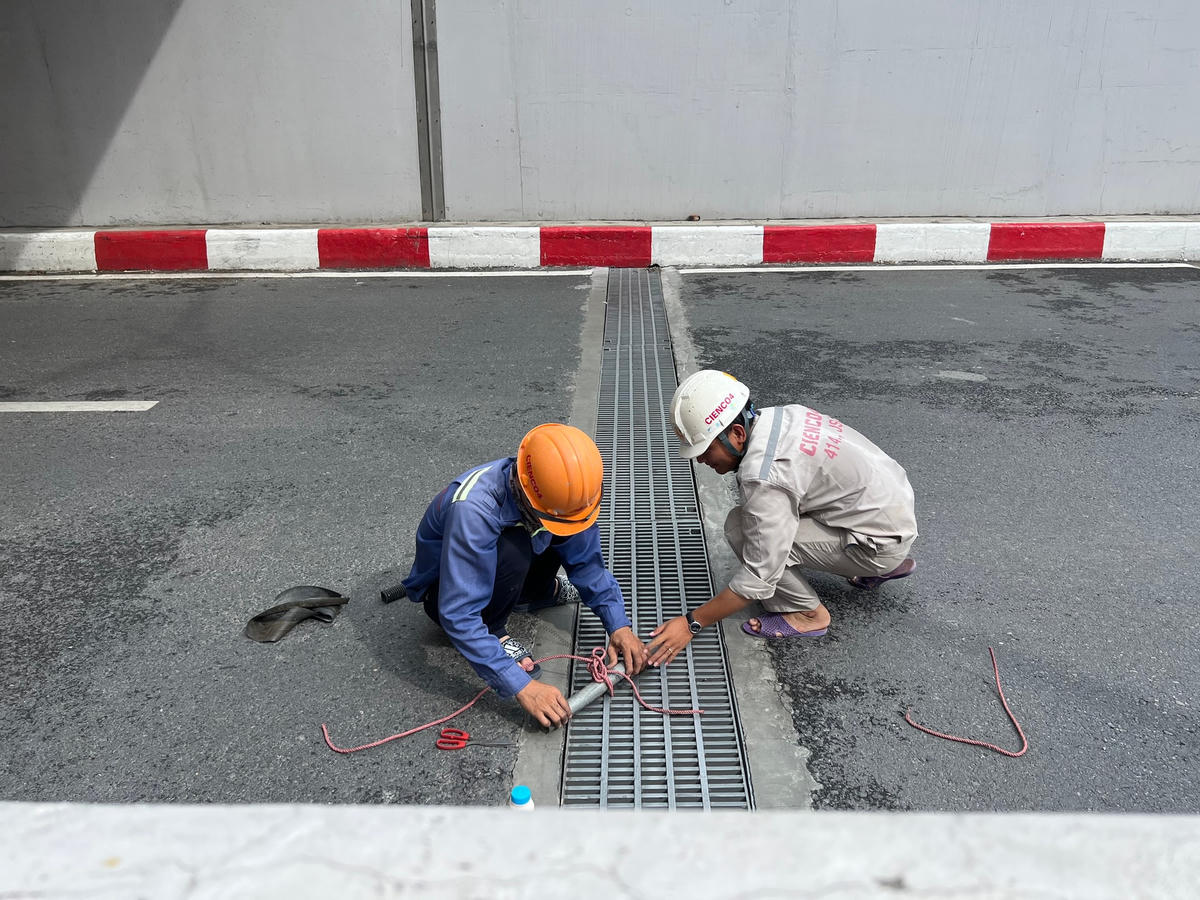 Một đại diện Ban Quản lý Dự án đầu tư, xây dựng các công trình giao thông Hà Nội cho biết, hầm chui Lê Văn Lương đang trong quá trình kiểm tra để bàn giao. Ngày 28/7 khi đi kiểm tra công trình, Ban Duy tu các công trình giao thông (Sở GTVT Hà Nội) đã yêu cầu Ban QLDA hoàn thiện nốt phần rãnh chặn nước.