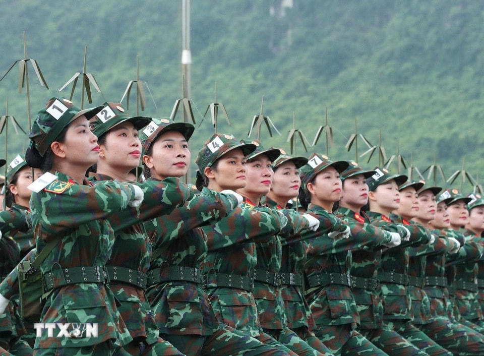 Khối nữ thông tin tham gia hợp luyện. (Ảnh: Trọng Đức/ TTXVN)