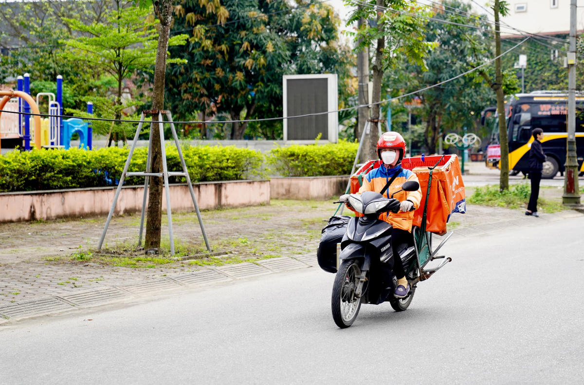 Ngày Quốc tế Phụ nữ 8/3 cũng là ngày chị Nguyễn Thị D. (TP. Hà Tĩnh) nhận ship những món quà độc đáo đến cho người thân của khách hàng mà quên mất ngày hôm nay cũng là ngày của dành cho chị. 