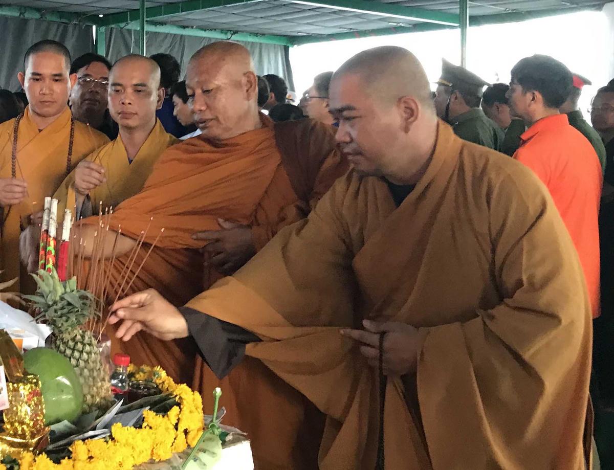 Các nhà sư trong Đoàn công tác số 12 tham gia lễ tưởng niệm.  